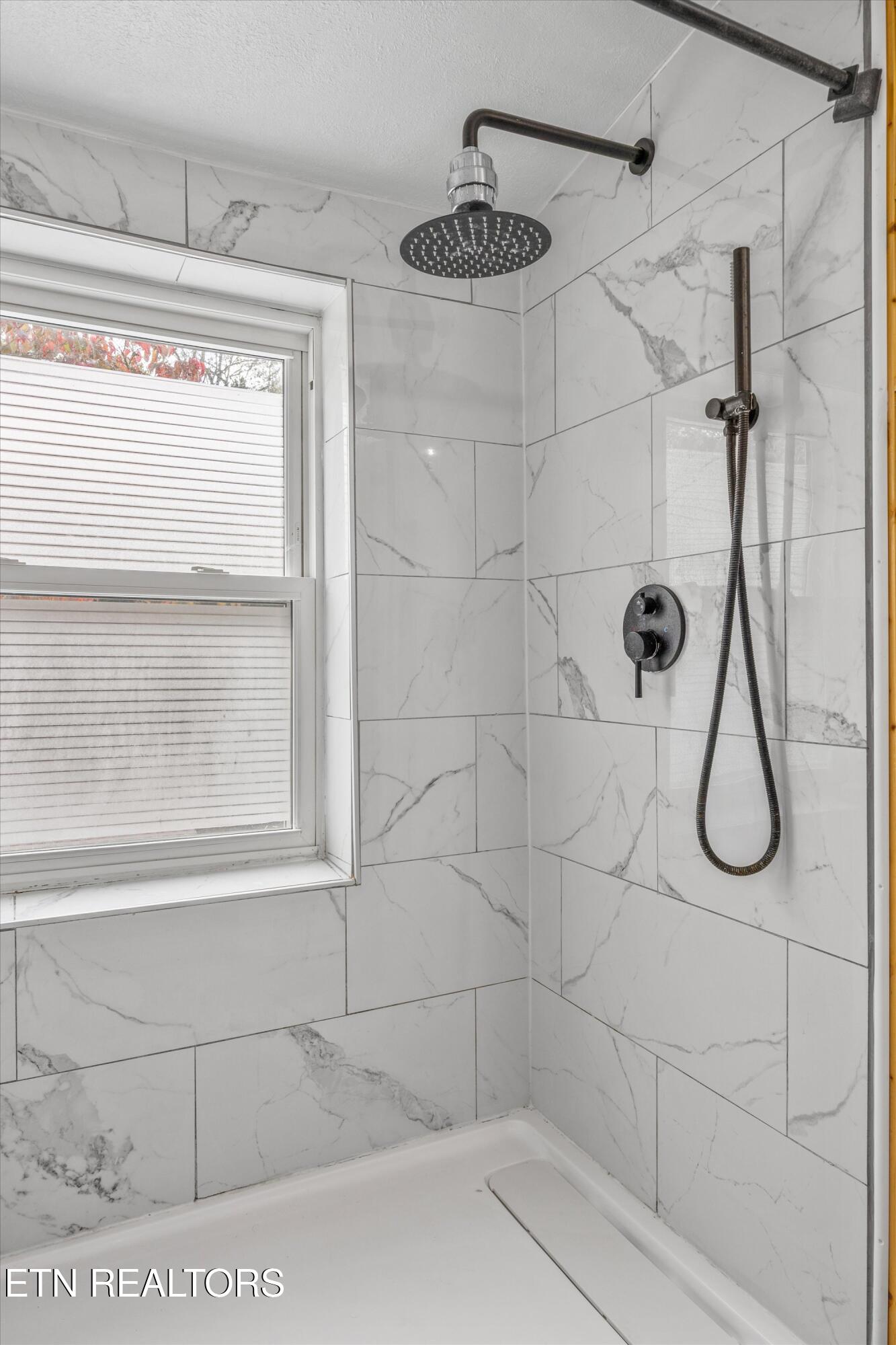 129 West Norris Road Norris, TN 37828 - Photo 21 of 43 PRIMARY SHOWER