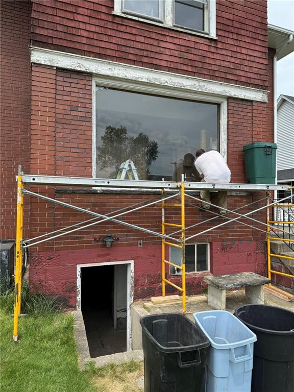 216 East Pike Street Houston, PA 15342 - Photo 6 of 10 a front view of a house with garden