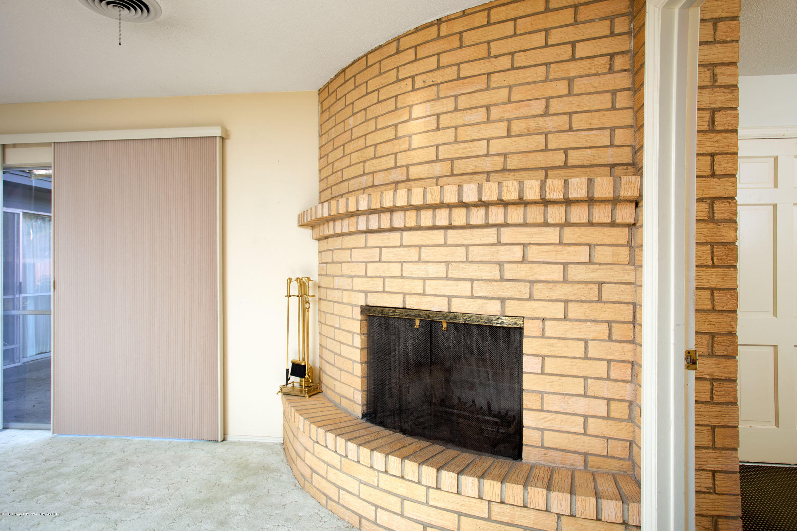 3806 Kingston Road Amarillo, TX 79109 - Photo 5 of 22 Curved fireplace