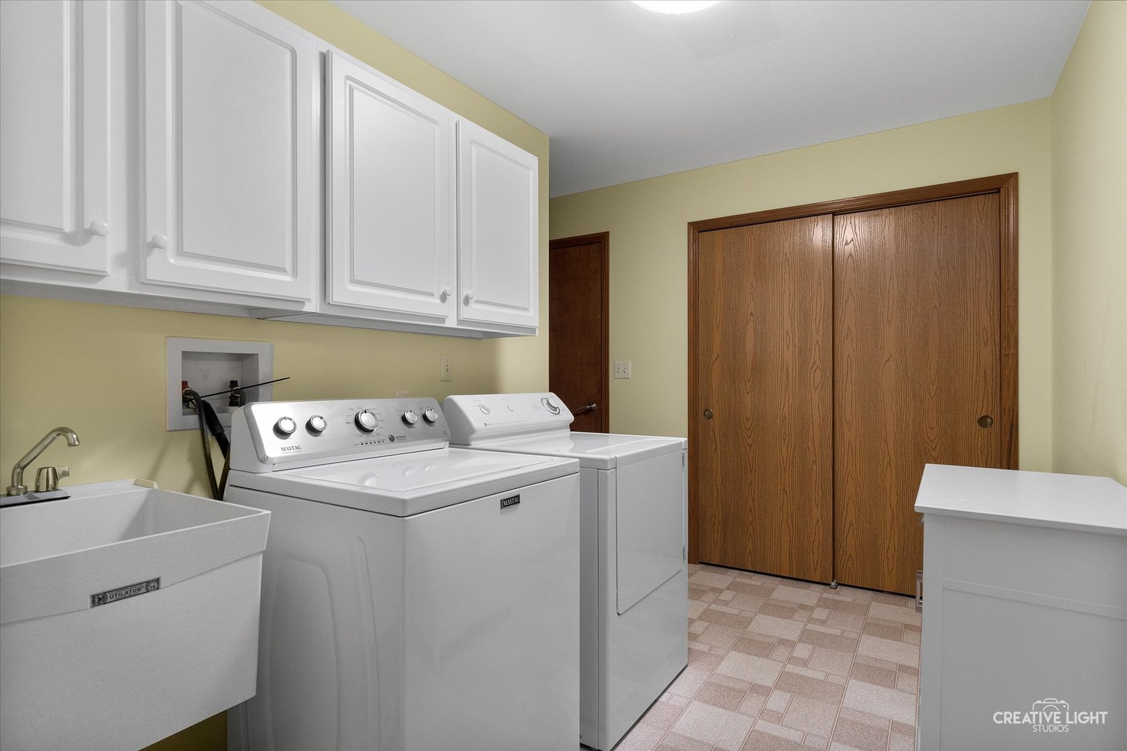 43 Juniper Drive North Aurora, IL 60542 - Photo 7 of 16 a utility room with dryer and washer