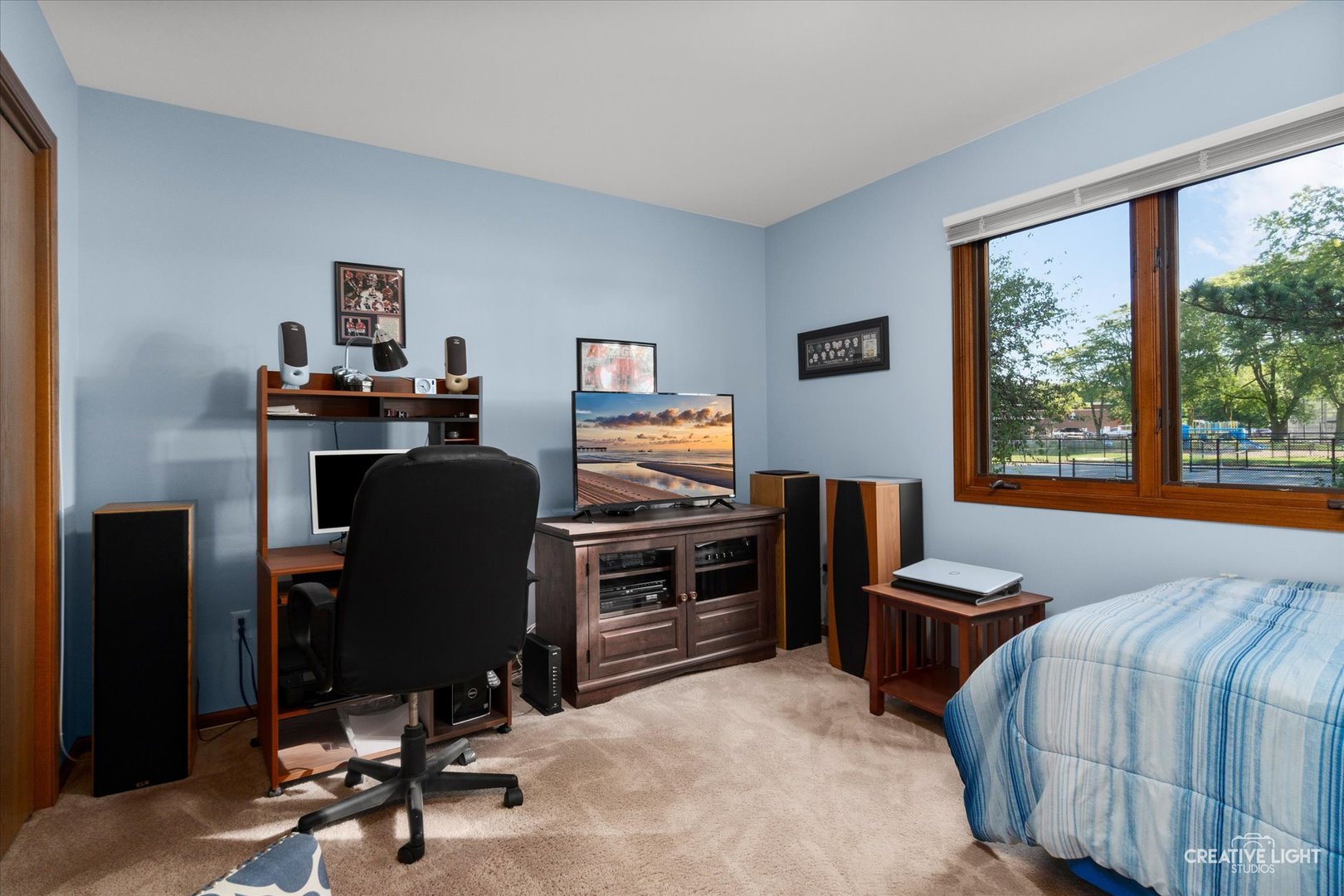 43 Juniper Drive North Aurora, IL 60542 - Photo 9 of 16 a view of a livingroom with workspace and windows