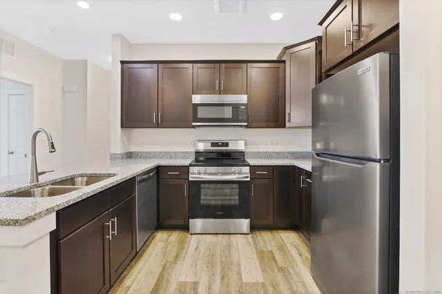 $1,827 | 280 Salmon Brook Street, Unit 4304A, Granby, CT 06035