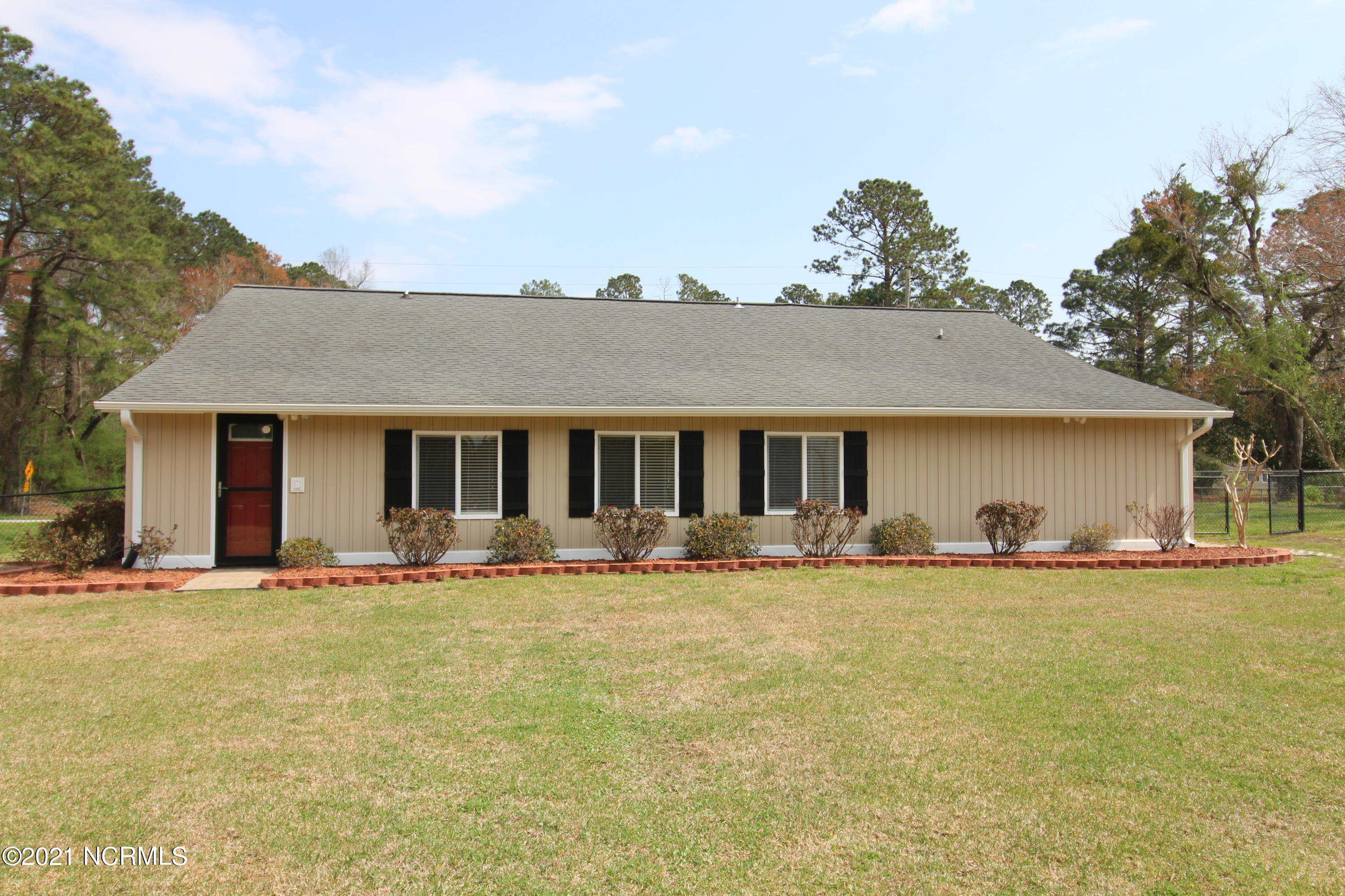 106 Queens Road Hubert, NC 28539 - Photo 8 of 39 IMG_4062