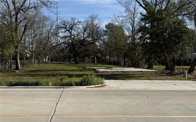 a view of a house with a big yard