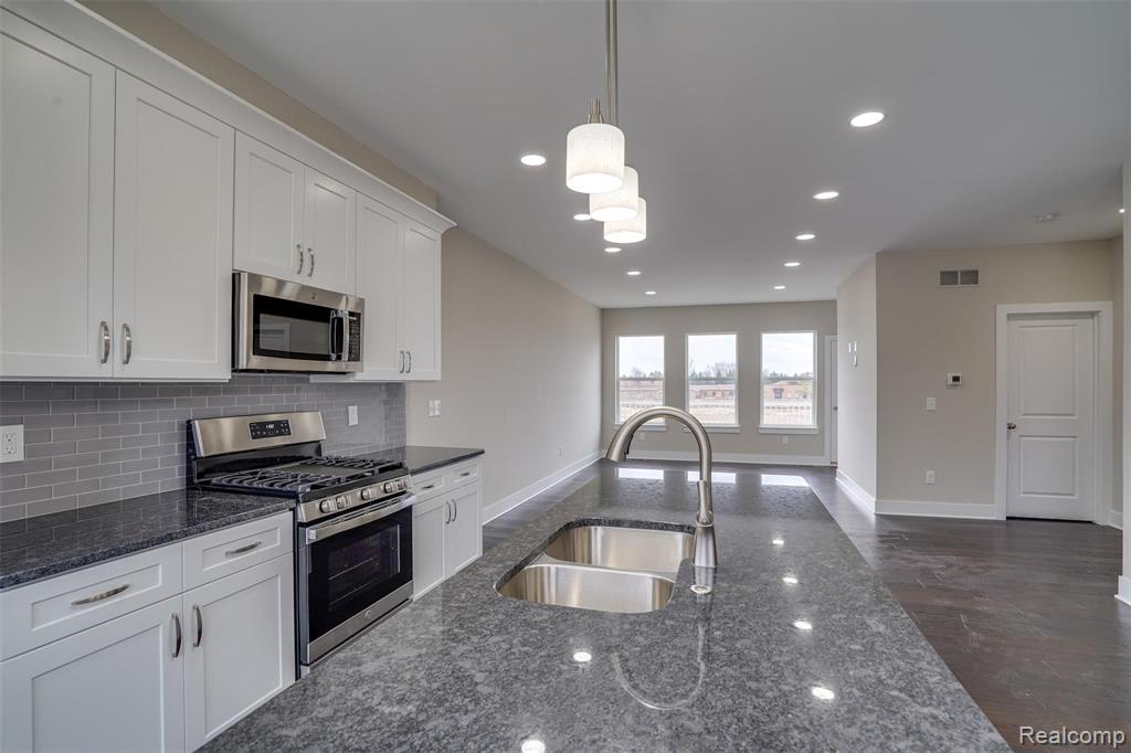2909 East Square Lake Road, Unit 6 Troy, MI 48085 - Photo 12 of 15