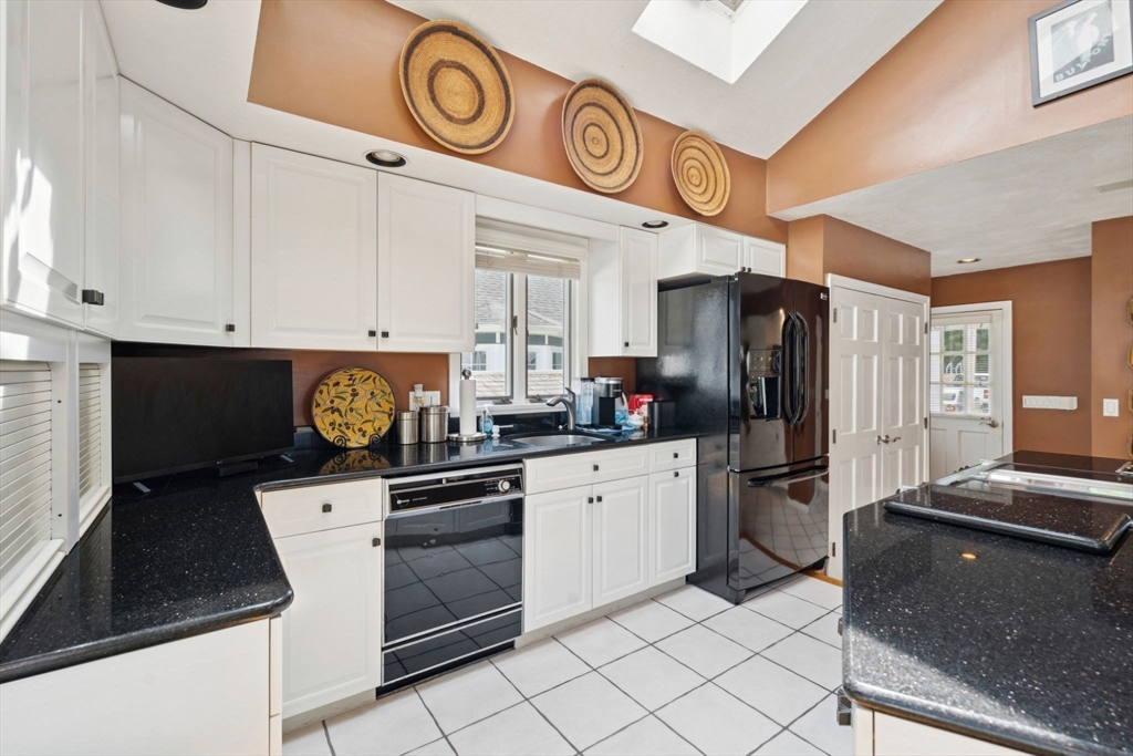 42 Woodland Road Wakefield, MA 01880 - Photo 3 of 41