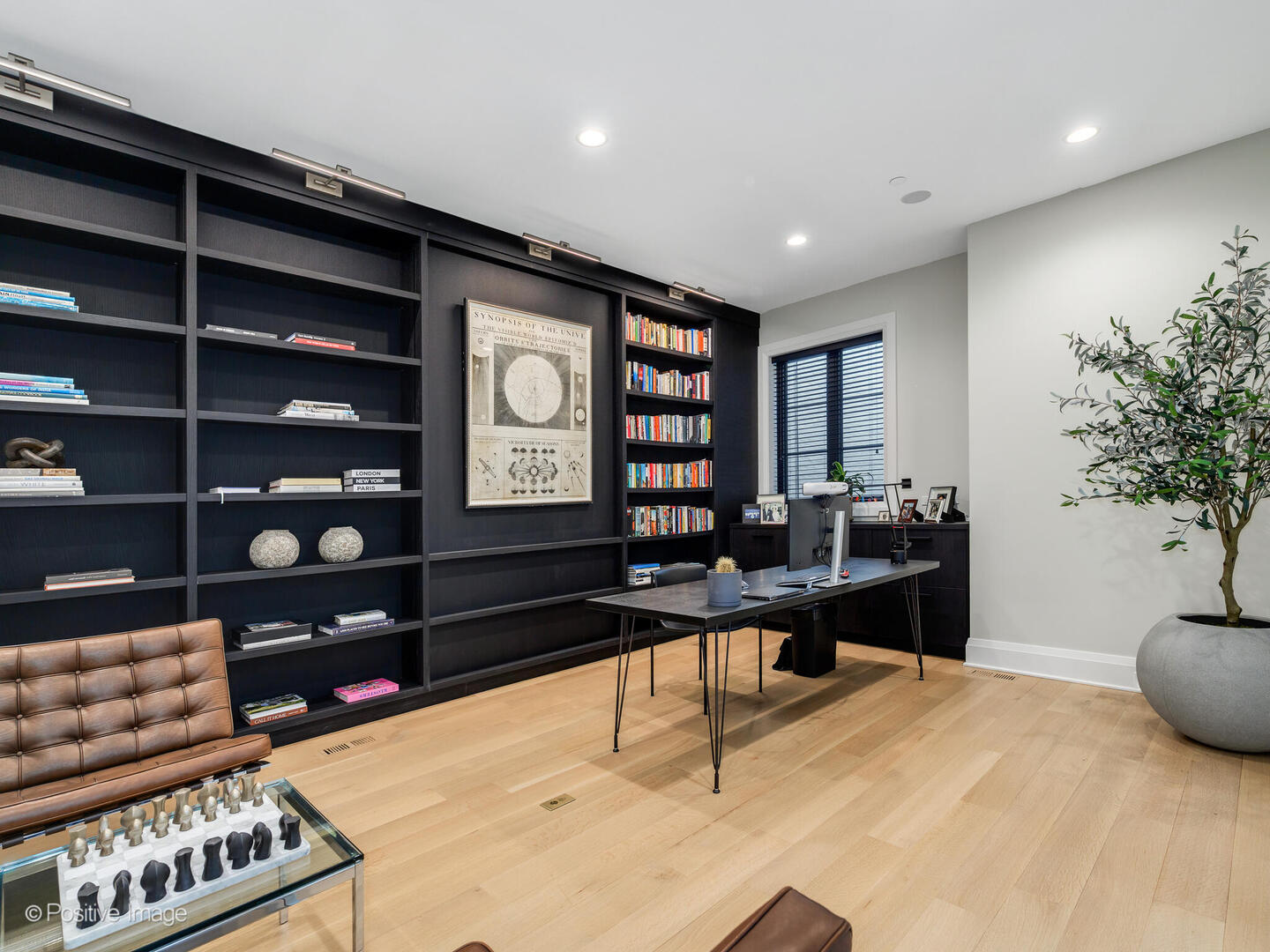 1438 North Dearborn Street Chicago, IL 60610 - Photo 7 of 10 a living room with furniture