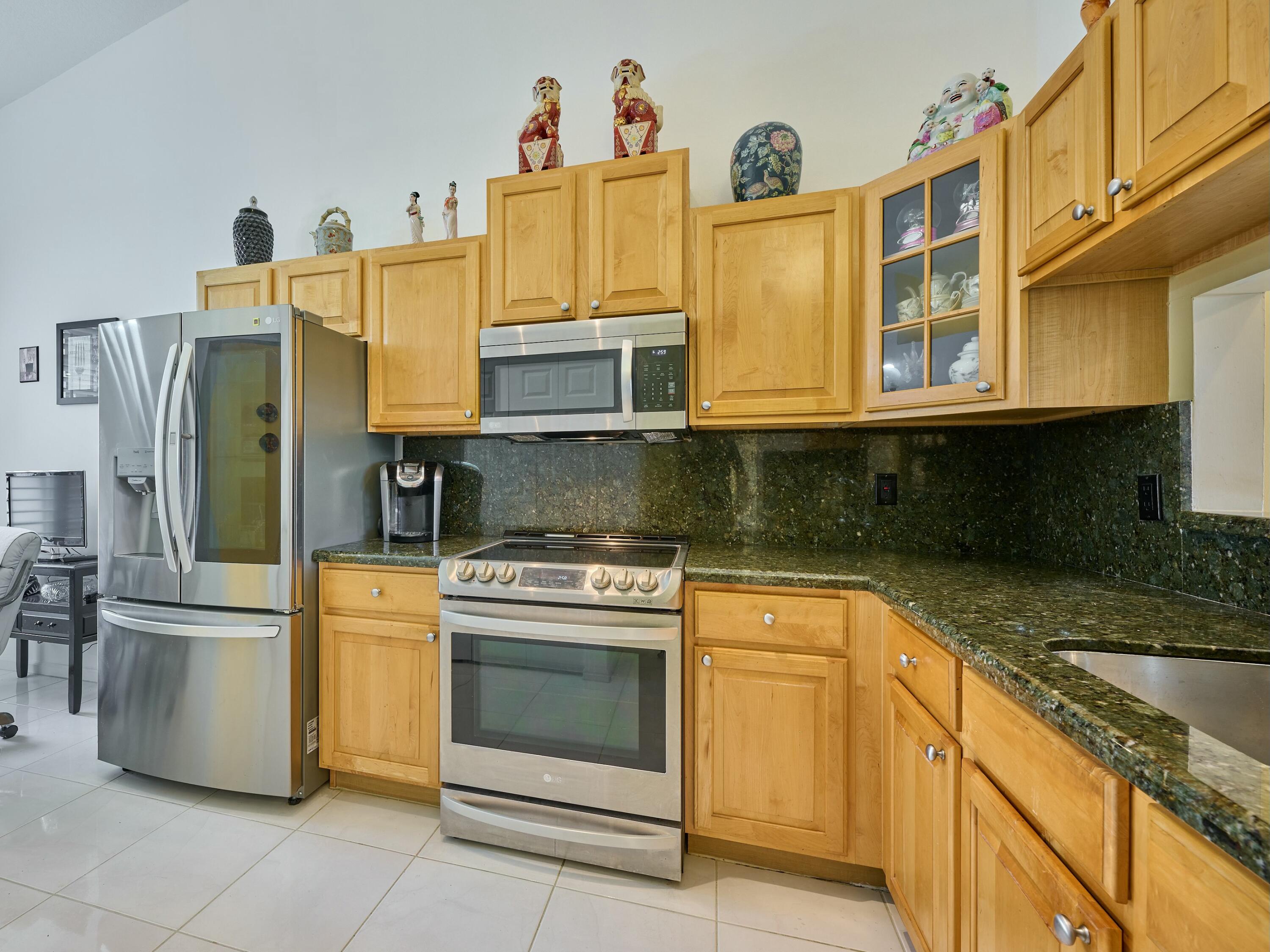 8421 Vía Serena Boca Raton, FL 33433 - Photo 4 of 46 Kitchen
