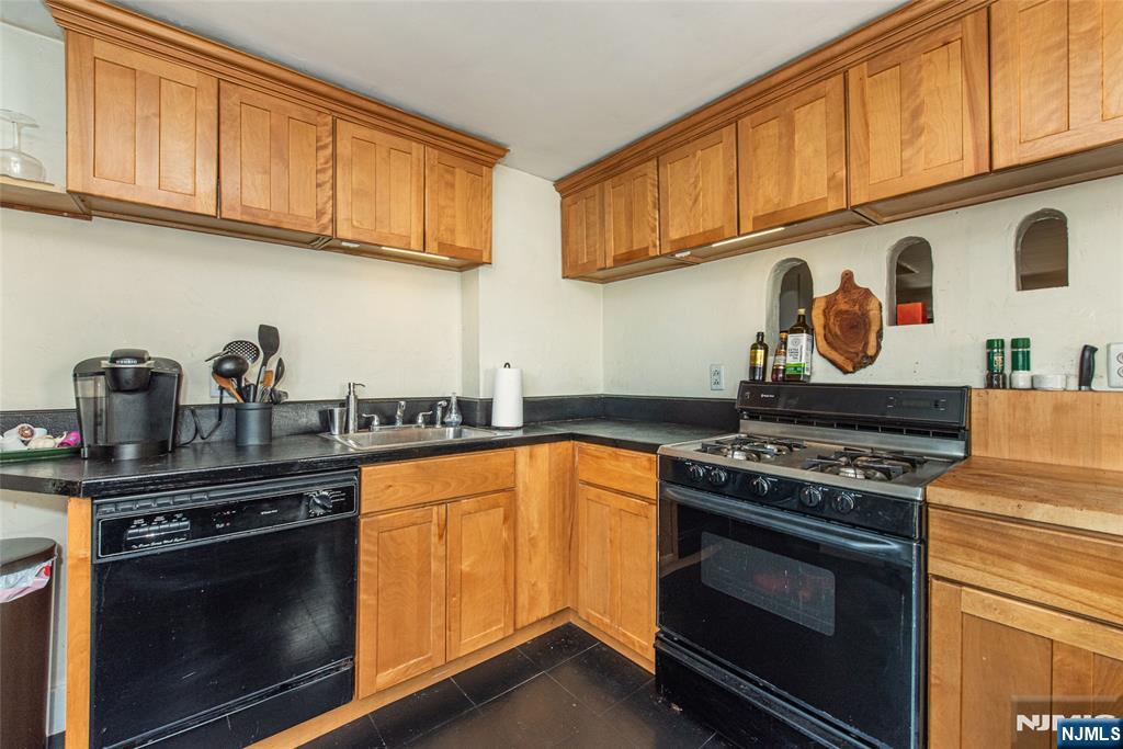 257 McCosh Road Clifton, NJ 07043 - Photo 22 of 35