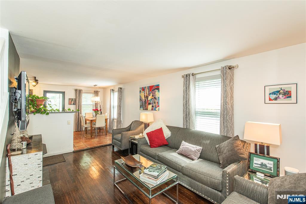 257 McCosh Road Clifton, NJ 07043 - Photo 6 of 35