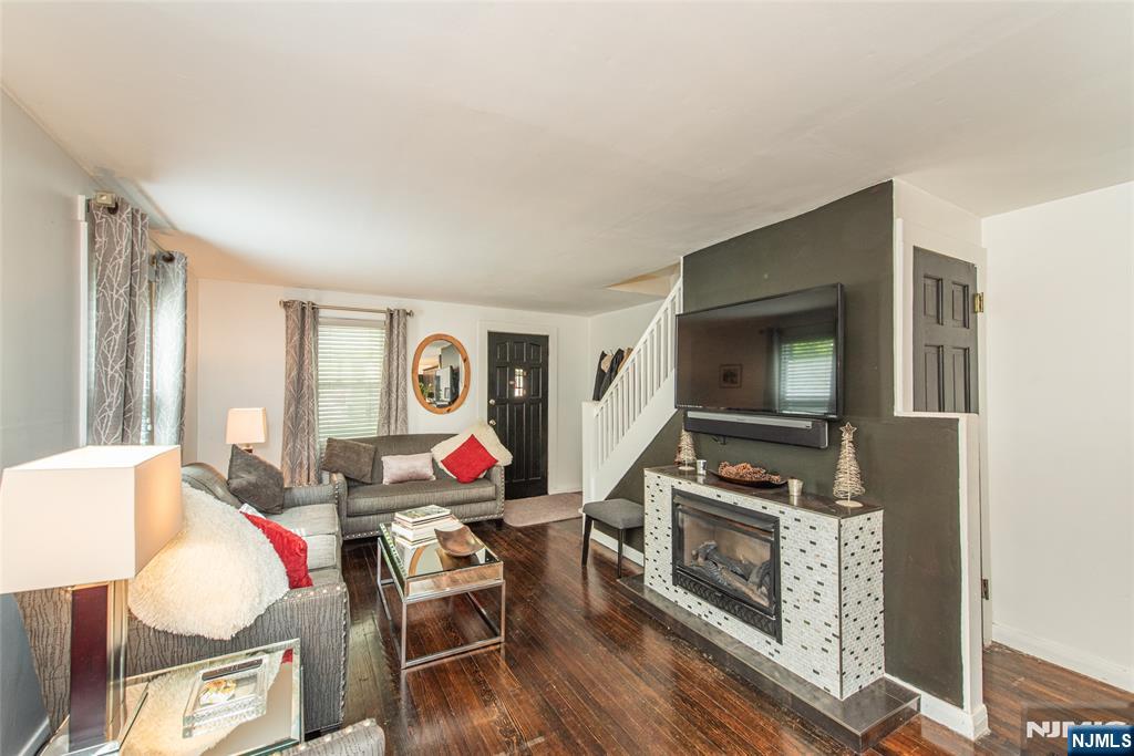 257 McCosh Road Clifton, NJ 07043 - Photo 8 of 35
