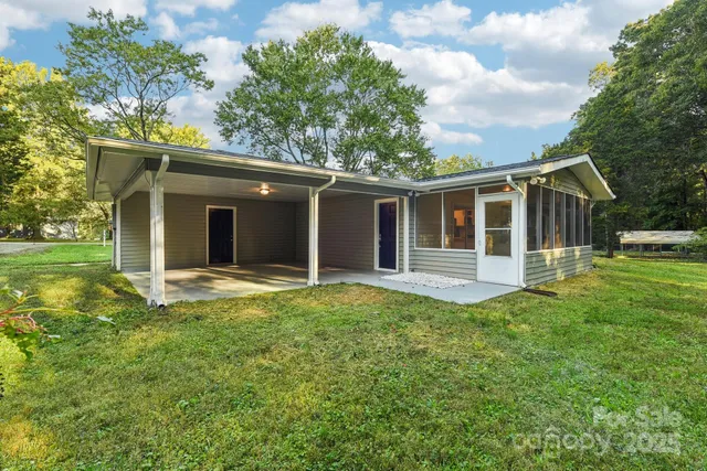 a view of a house with backyard and garden