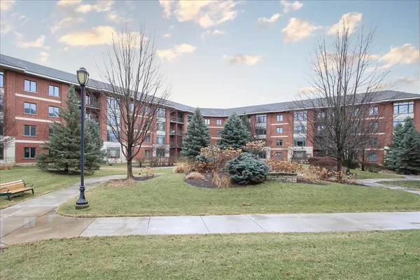 $380,000 | 855 East 22nd Street, Unit 304, Lombard, IL 60148