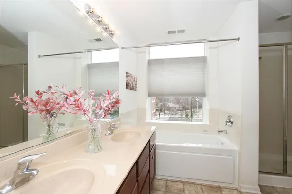 $380,000 | 855 East 22nd Street, Unit 304, Lombard, IL 60148