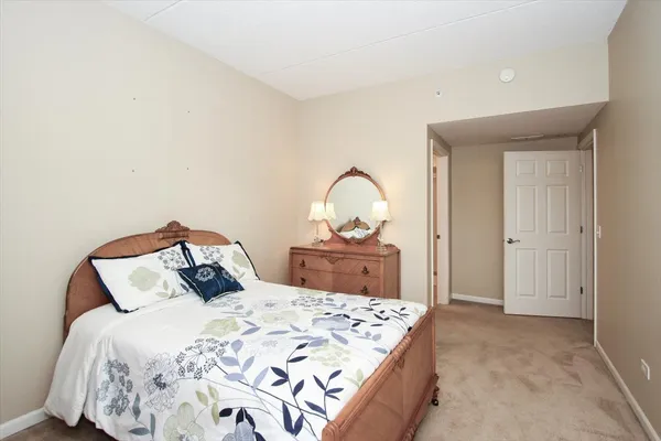 $380,000 | 855 East 22nd Street, Unit 304, Lombard, IL 60148