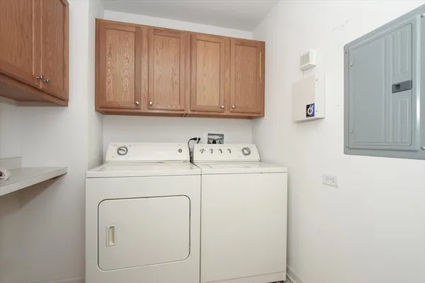 $380,000 | 855 East 22nd Street, Unit 304, Lombard, IL 60148