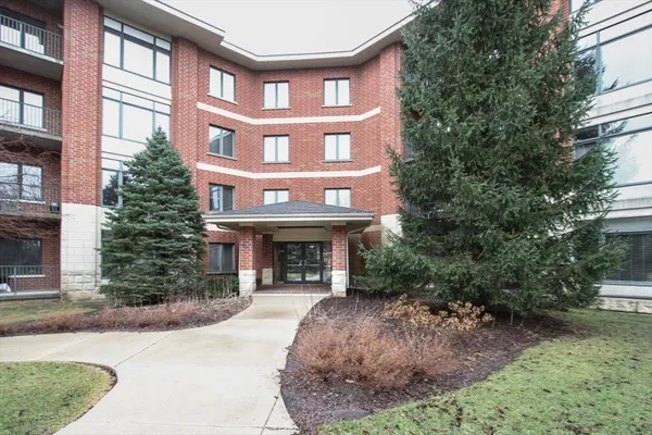 $380,000 | 855 East 22nd Street, Unit 304, Lombard, IL 60148