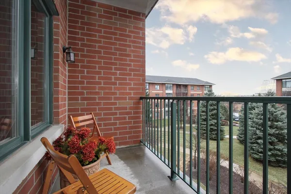 $380,000 | 855 East 22nd Street, Unit 304, Lombard, IL 60148