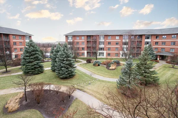 $380,000 | 855 East 22nd Street, Unit 304, Lombard, IL 60148