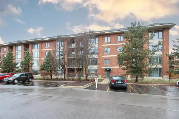 $380,000 | 855 East 22nd Street, Unit 304, Lombard, IL 60148