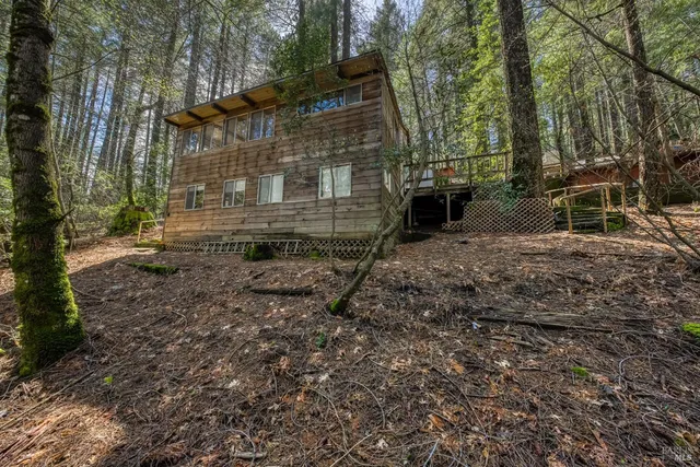 a view of a house with backyard
