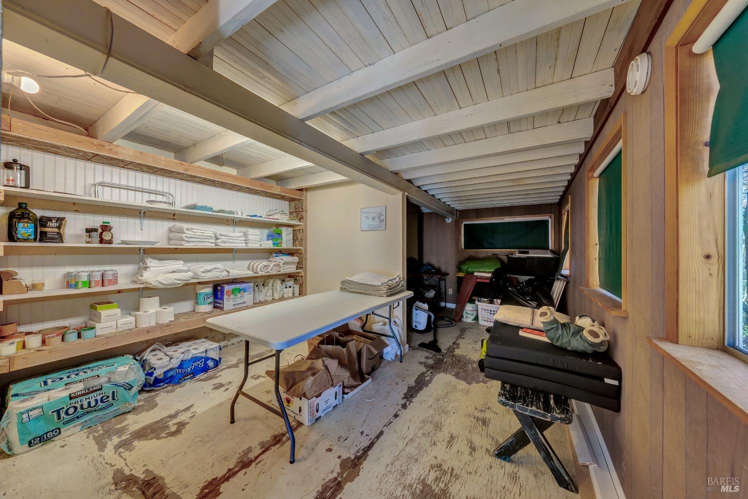 17000 Edgewood Way Middletown, CA 95461 - Photo 34 of 40 a room with furniture