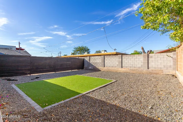 a view of a backyard