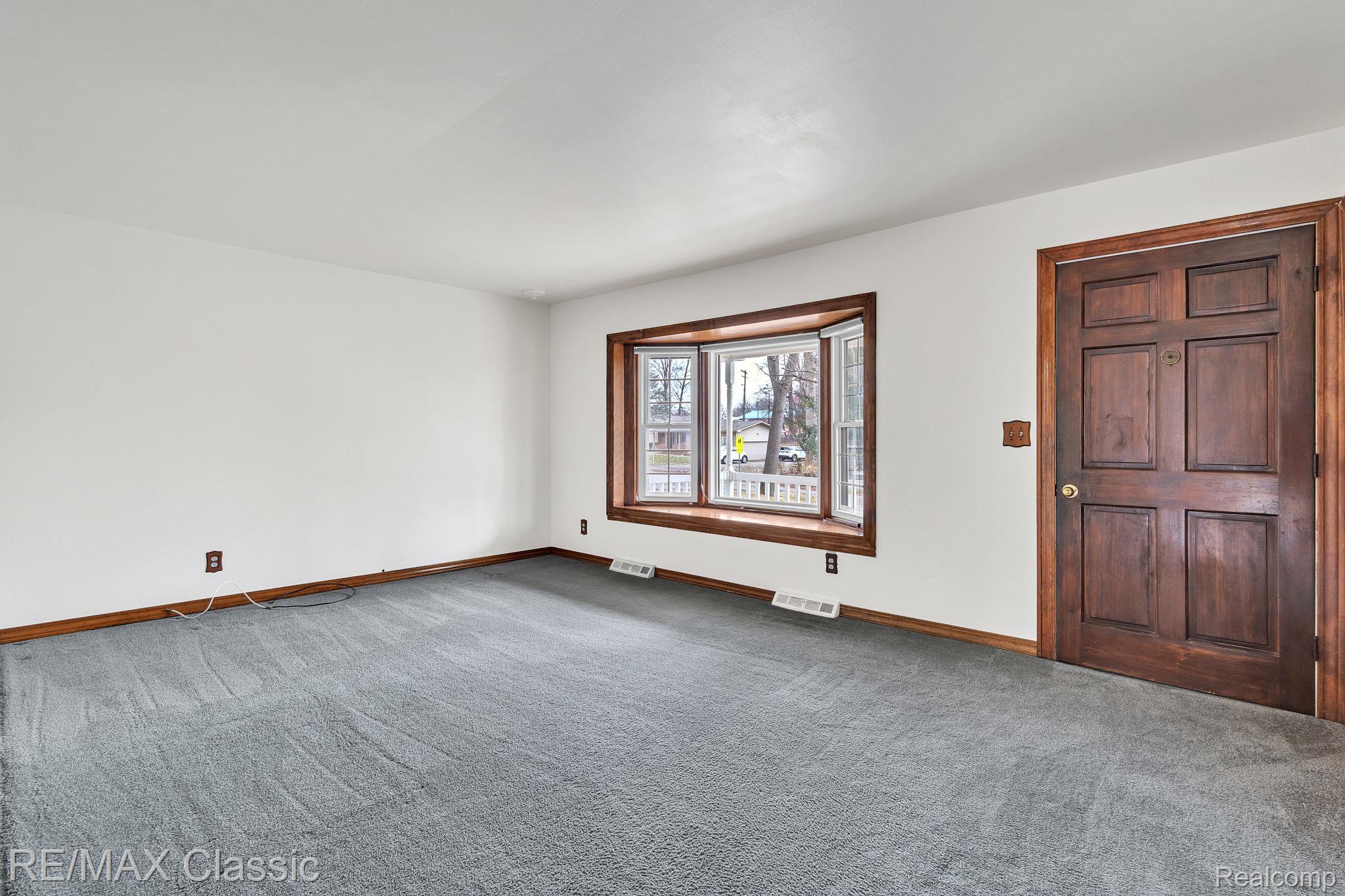 4390 Highfield Road Waterford, MI 48329 - Photo 6 of 38 Gallery Image 6