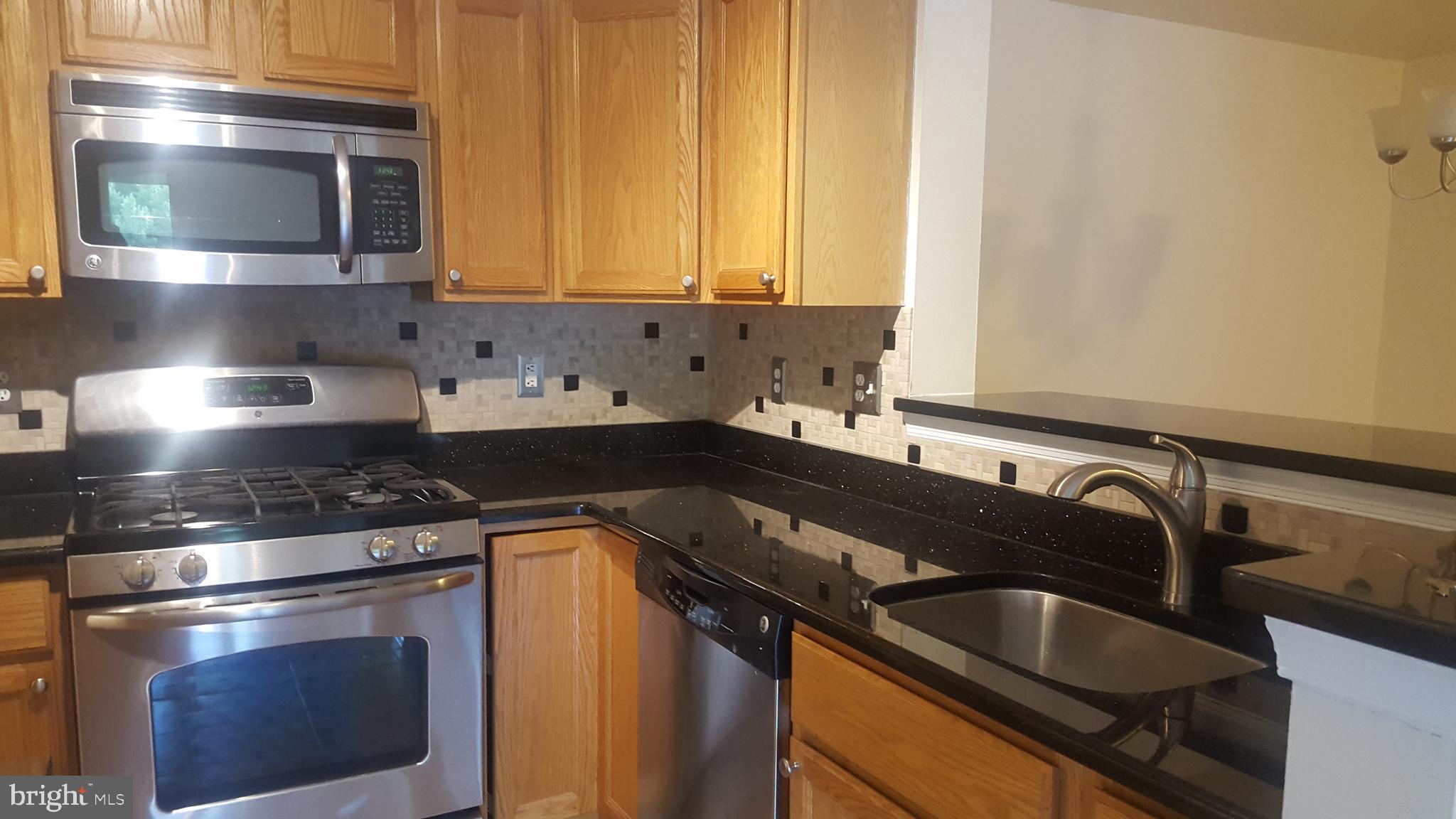 1049 Gardenview Loop, Unit 401 Woodbridge, VA 22191 - Photo 2 of 18 Kitchen