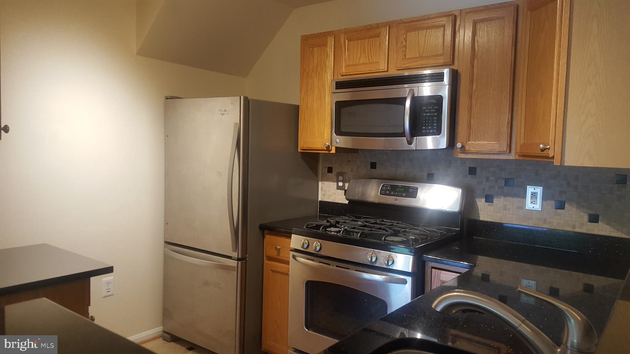 1049 Gardenview Loop, Unit 401 Woodbridge, VA 22191 - Photo 3 of 18 Kitchen with stainless steel appliances