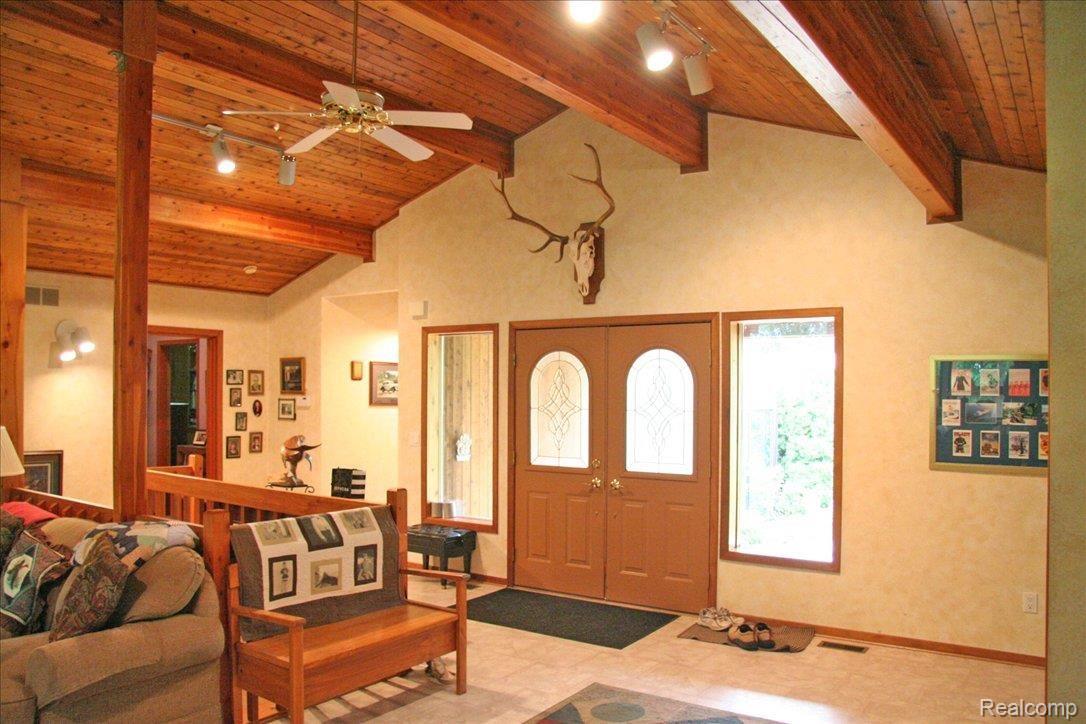 964 Middle Road Highland, MI 48357 - Photo 2 of 25 01 Entrance Foyer