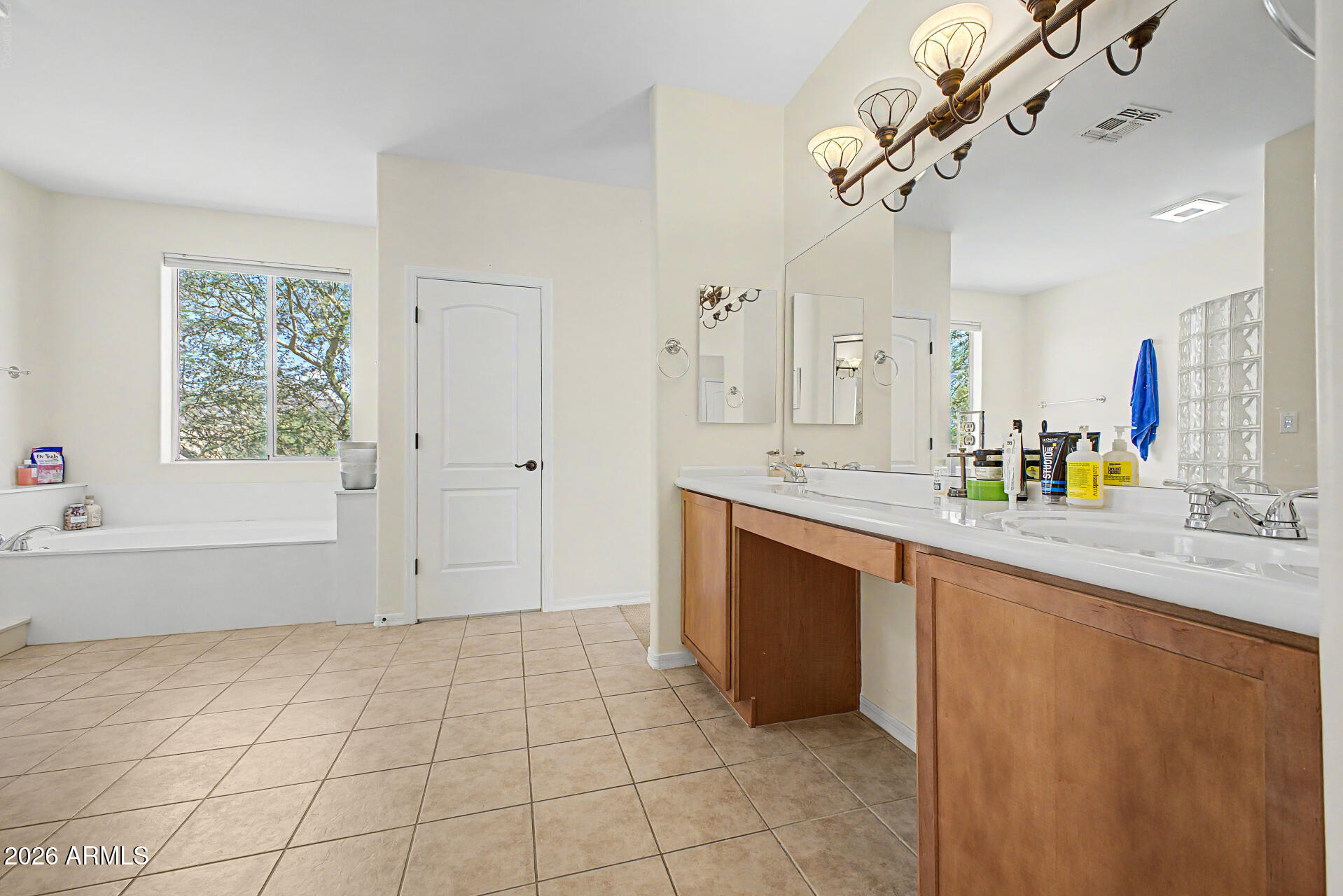 1750 East Ocotillo Road Phoenix, AZ 85016 - Photo 21 of 43 Large Primary bathroom