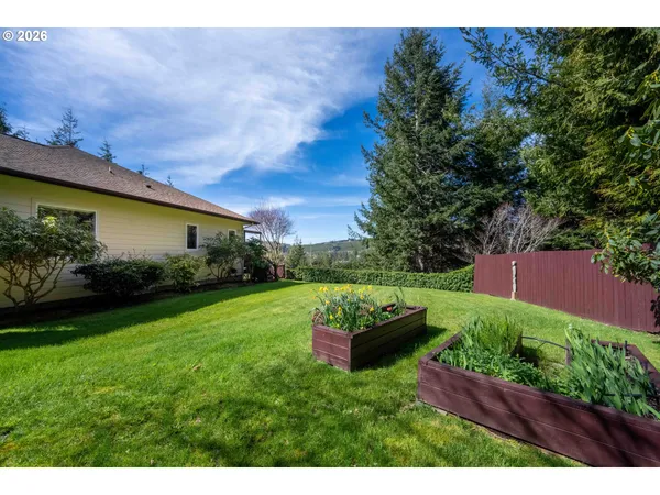 a view of a back yard