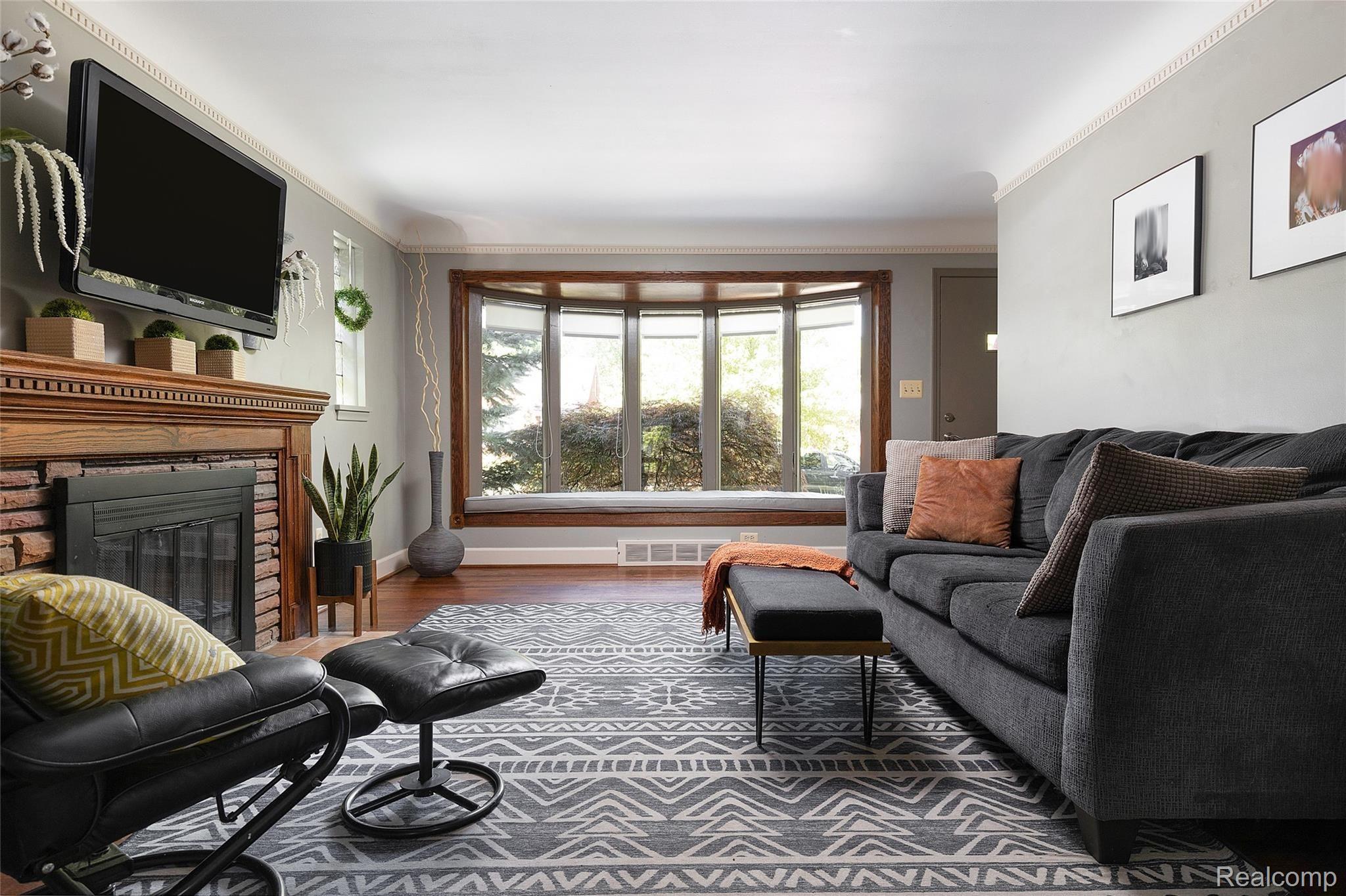 1827 Newcastle Road Grosse Pointe, MI 48236 - Photo 8 of 32 8.jpg