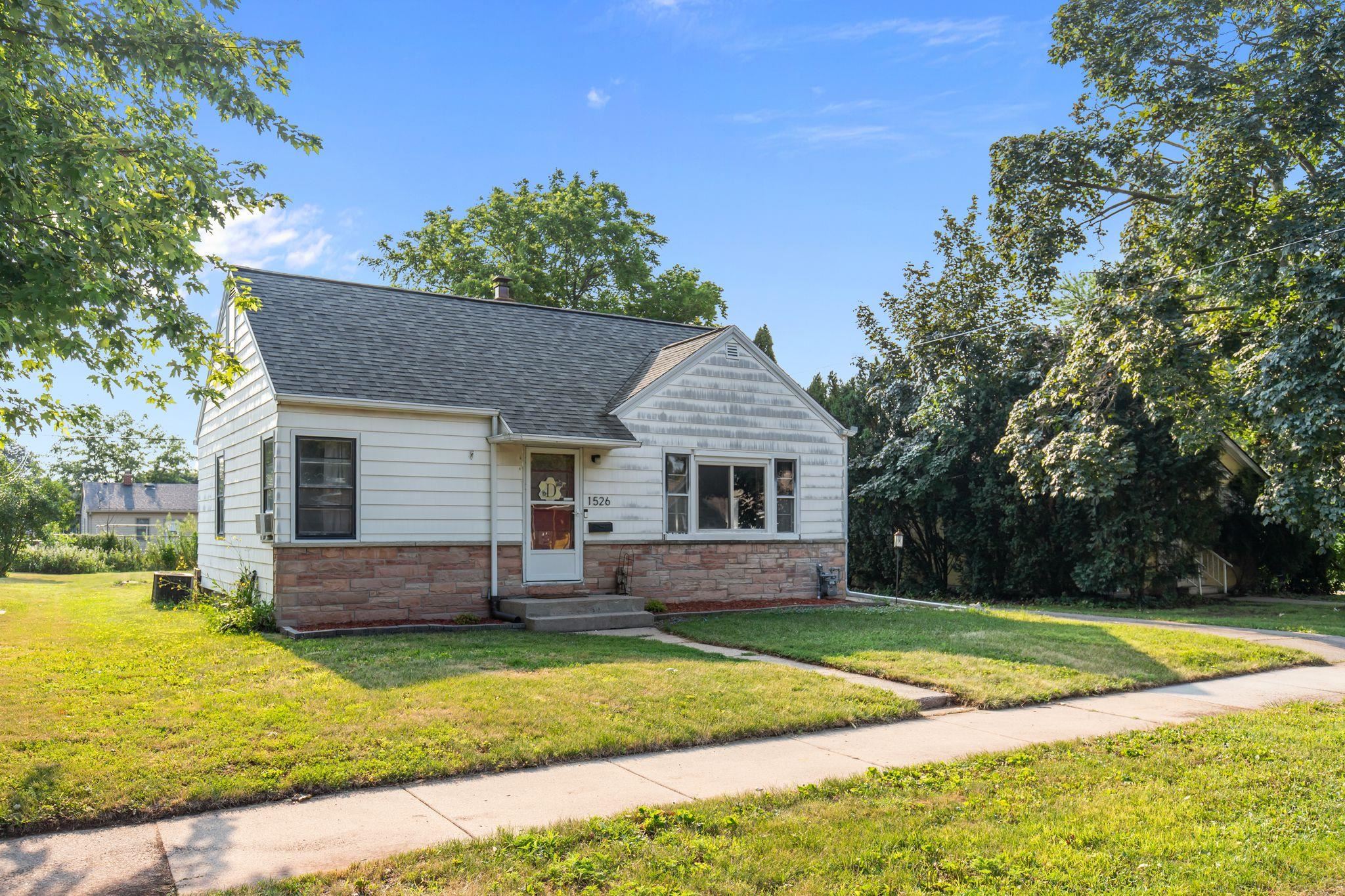 1526 Rugby Street Oshkosh, WI 54902 - Photo 1 of 27 Gallery Image 1