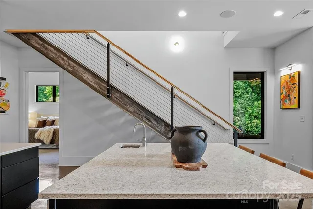 a view of entryway and kitchen