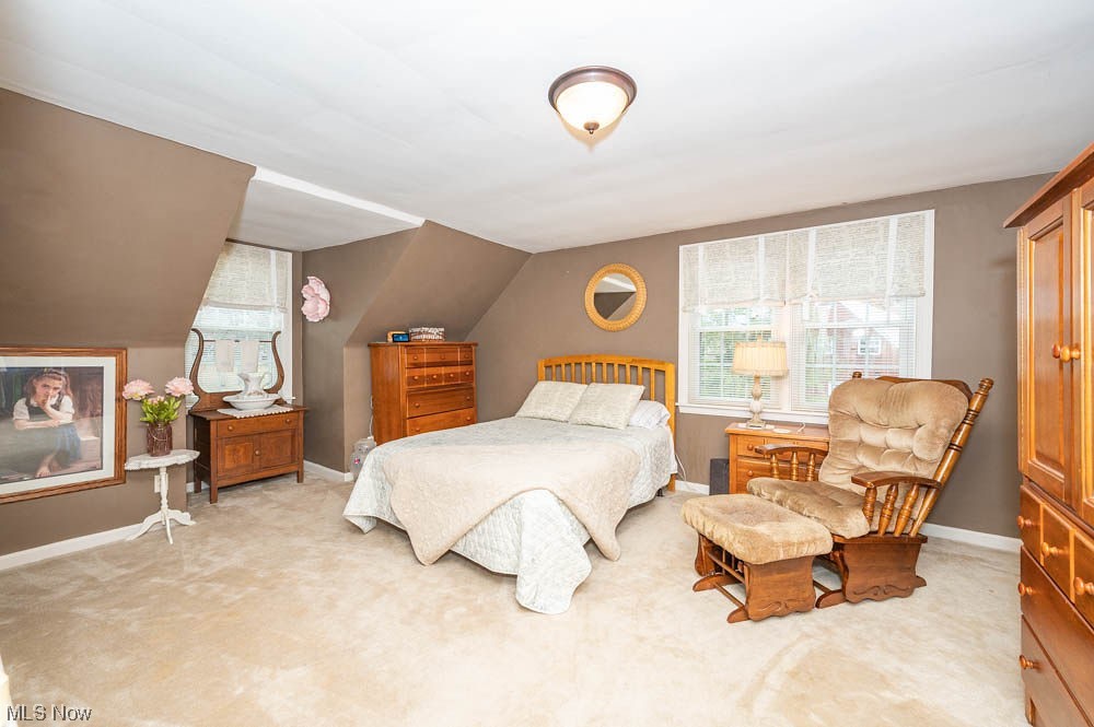 807 North Road Southeast Warren, OH 44484 - Photo 17 of 24 Carpeted bedroom