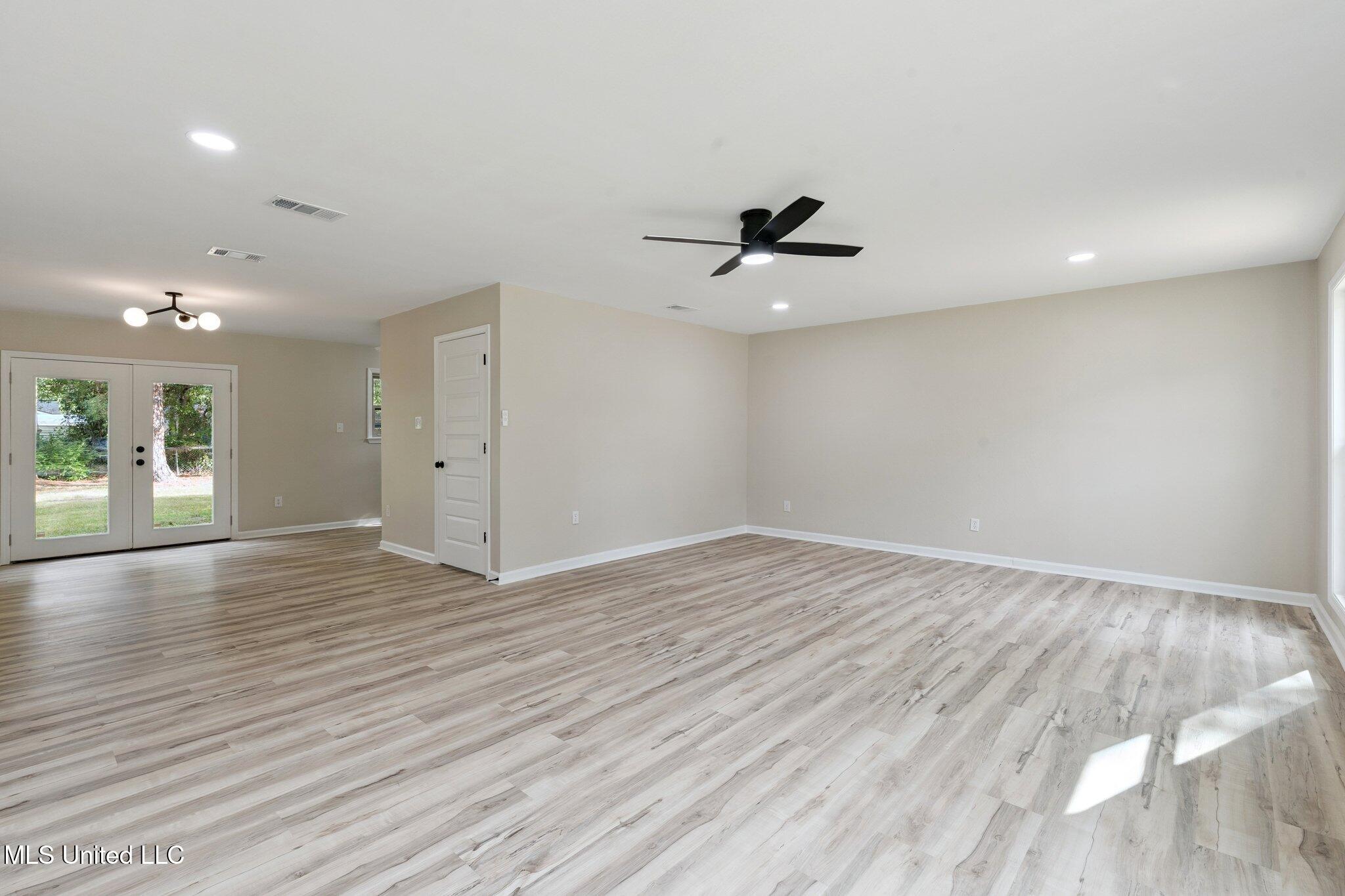 2718 Ridgeway Drive Gautier, MS 39553 - Photo 3 of 16 003