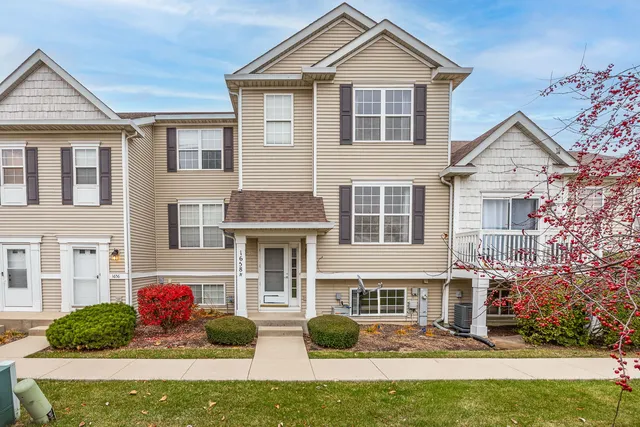 $253,500 | 1658 Fieldstone Drive North, Shorewood, IL 60404