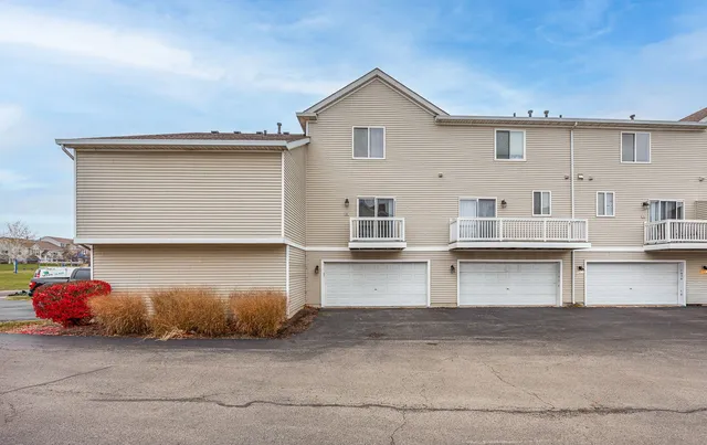 $253,500 | 1658 Fieldstone Drive North, Shorewood, IL 60404