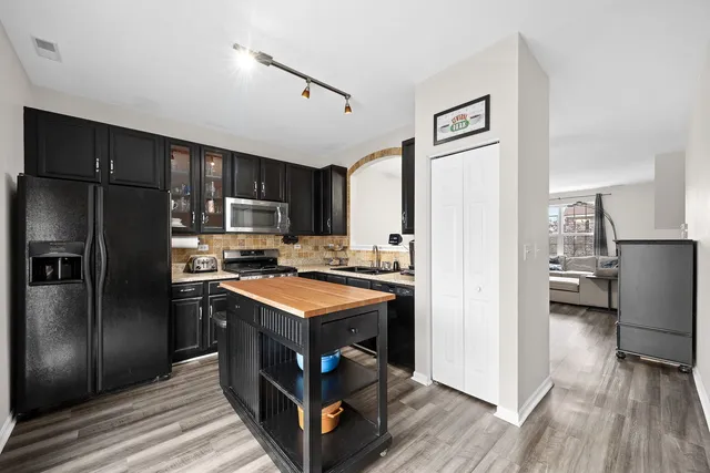 $253,500 | 1658 Fieldstone Drive North, Shorewood, IL 60404