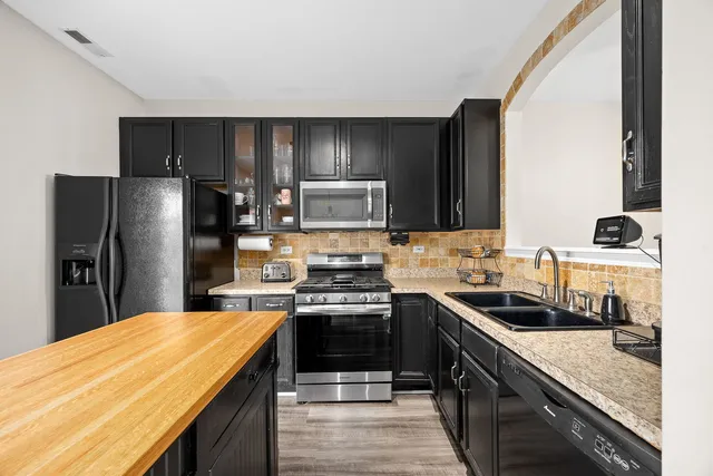 $253,500 | 1658 Fieldstone Drive North, Shorewood, IL 60404