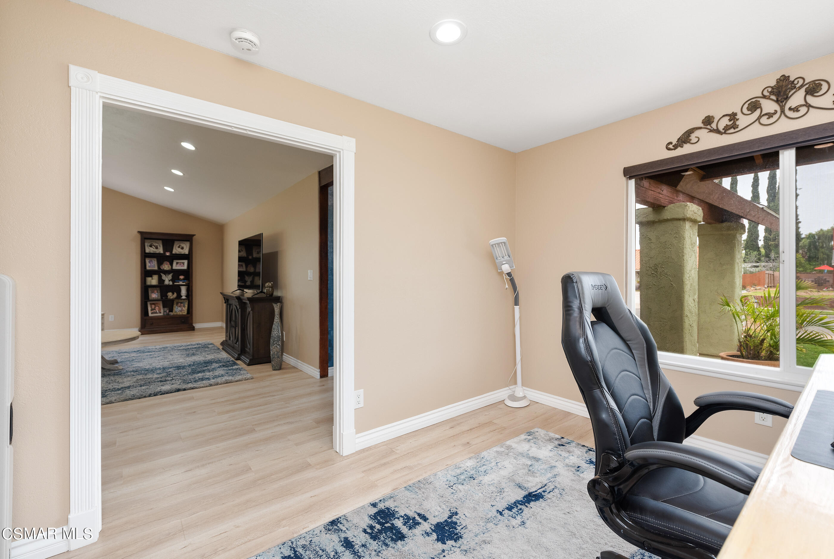 852 Weaver Street Simi Valley, CA 93065 - Photo 28 of 45 a living room with furniture