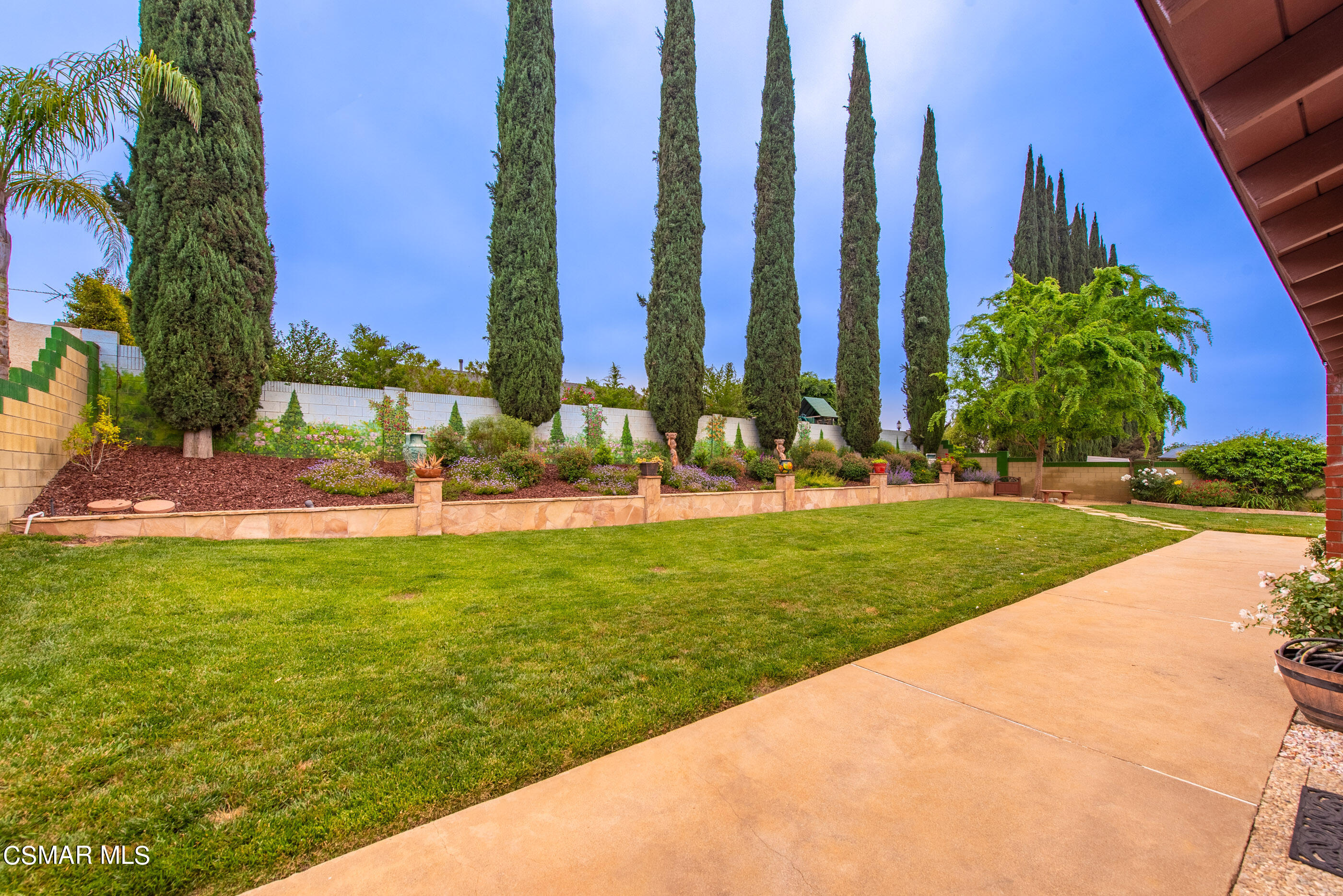 852 Weaver Street Simi Valley, CA 93065 - Photo 42 of 45 a view of a garden with a bench