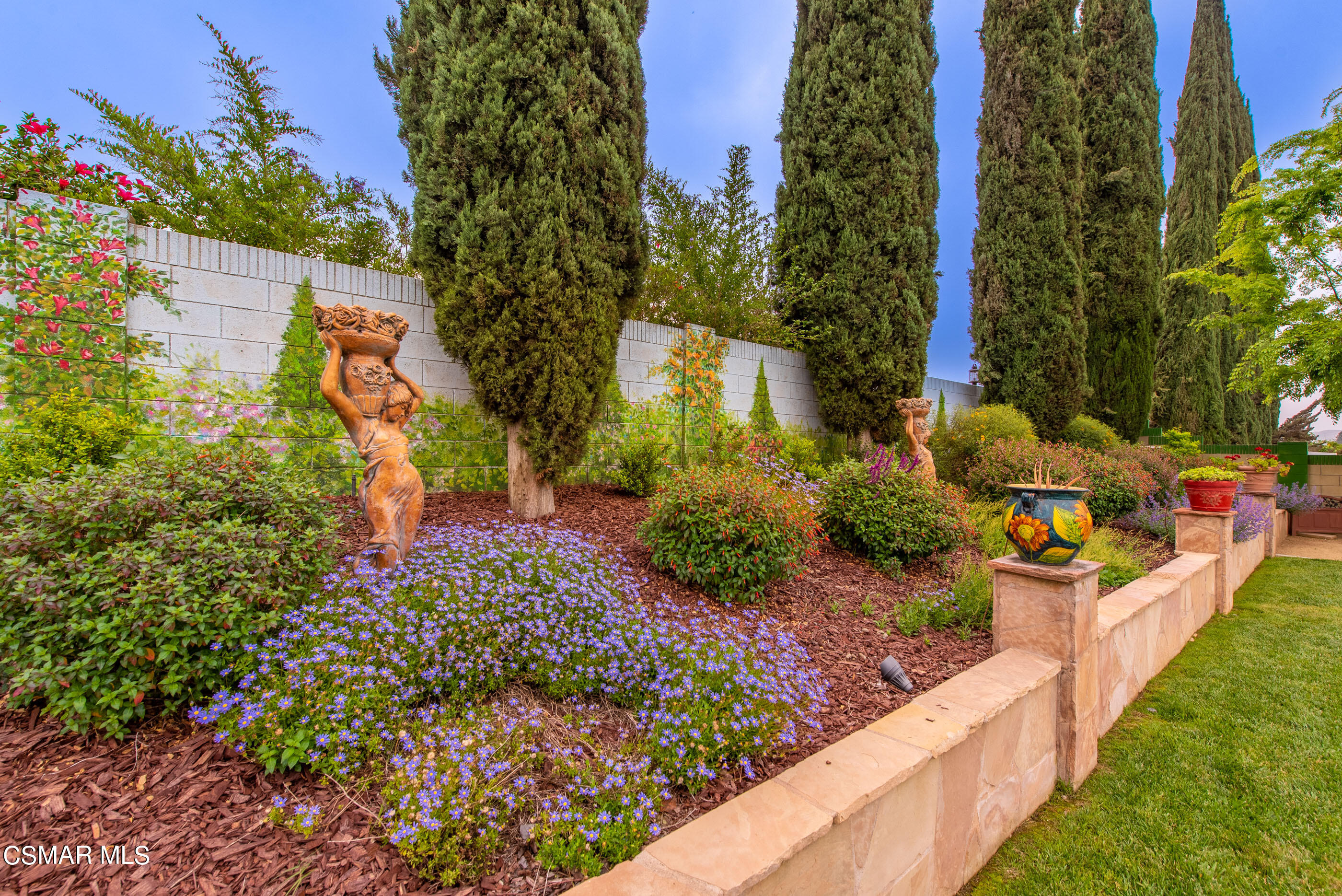 852 Weaver Street Simi Valley, CA 93065 - Photo 45 of 45 a view of a garden with flowers