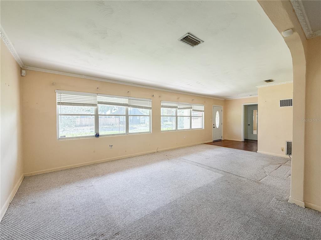 615 North Church Street Starke, FL 32091 - Photo 20 of 44 an empty room with windows