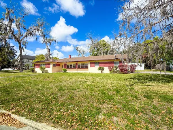 a view of a house with a yard