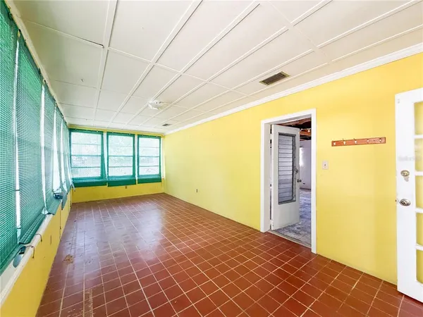 a view of empty room with window