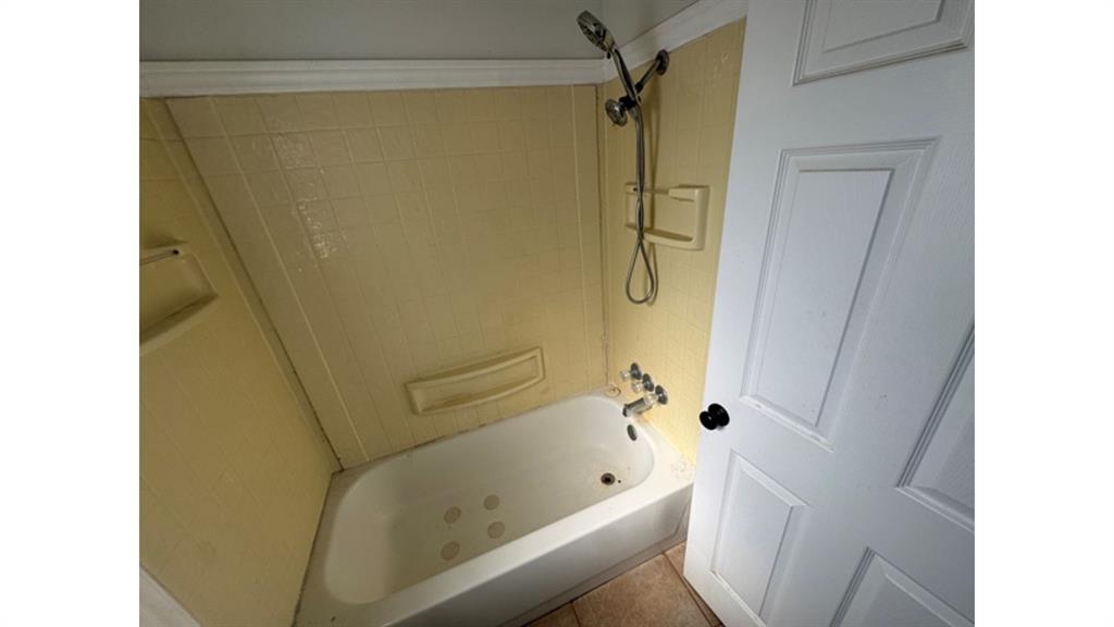 4004 Vicky Street Big Spring, TX 79720 - Photo 9 of 37 Bathroom with a combined bath / shower with jetted tub