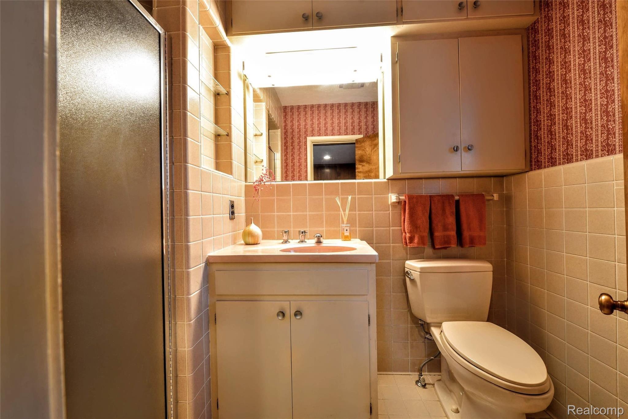 876 Covington Road Bloomfield Hills, MI 48301 - Photo 18 of 32 Bathroom2.jpg